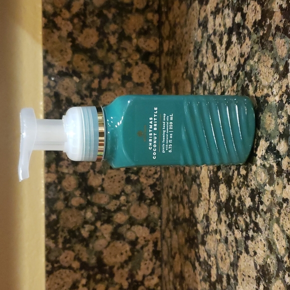 White Barn Bath & Body White Barn Christmas Coconut Brittle Gentle